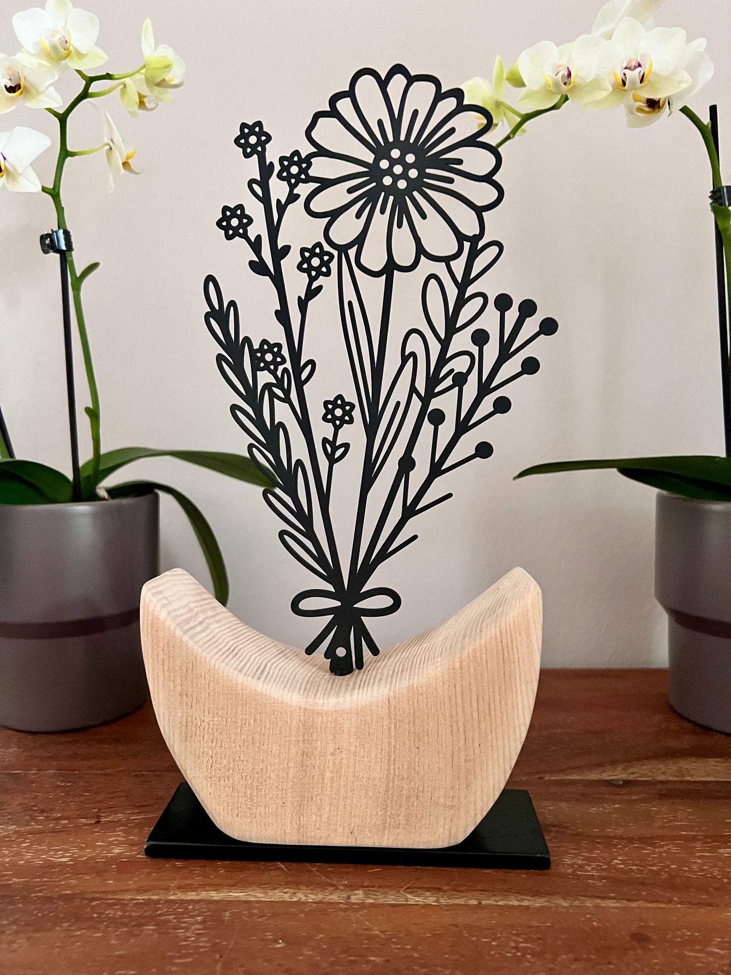 Dekoobjekt Blume aus geschliffenem Eichenholz auf Metallständer