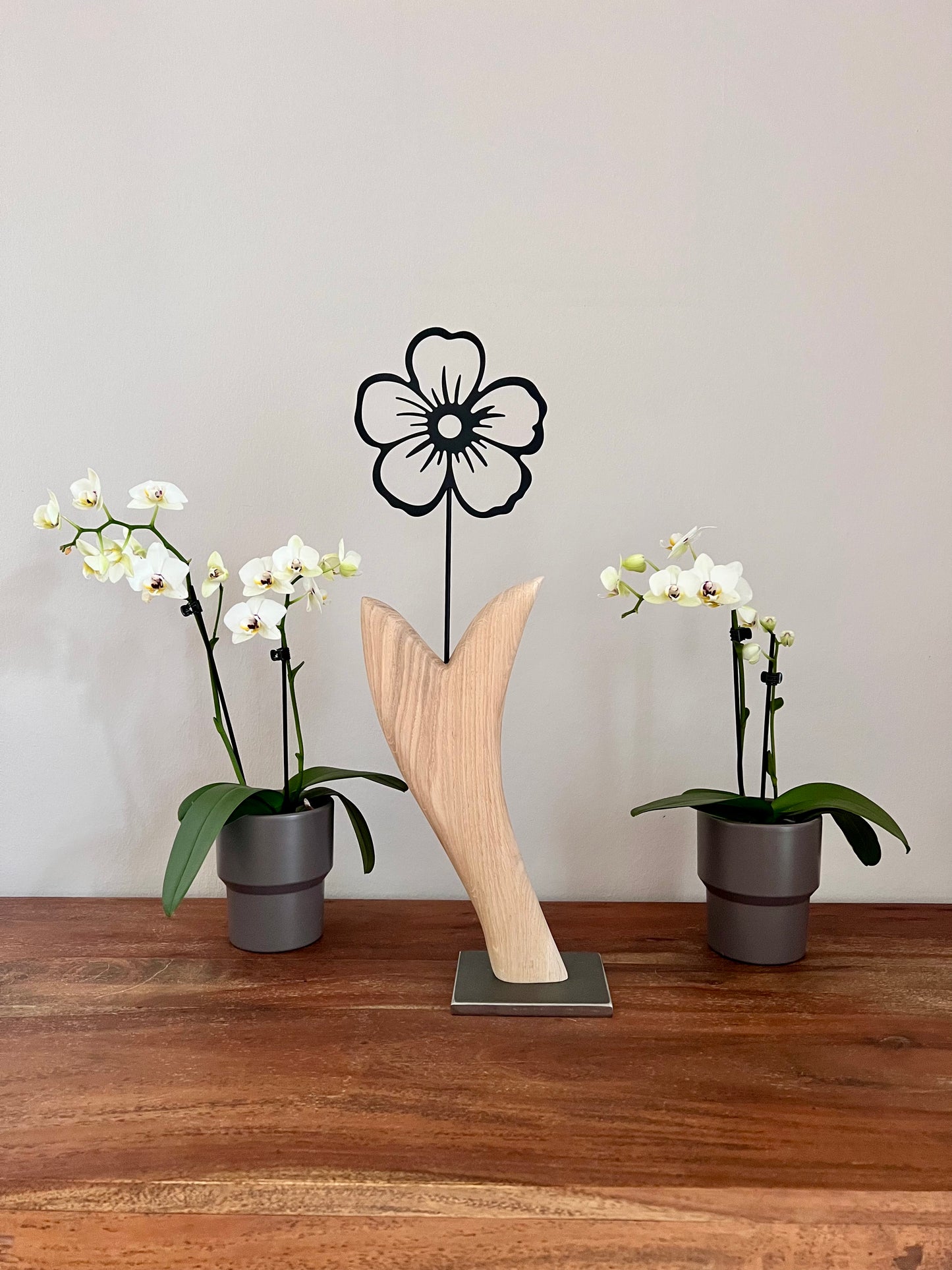 Dekoobjekt Blume aus geschliffenem Eichenholz auf Metallständer