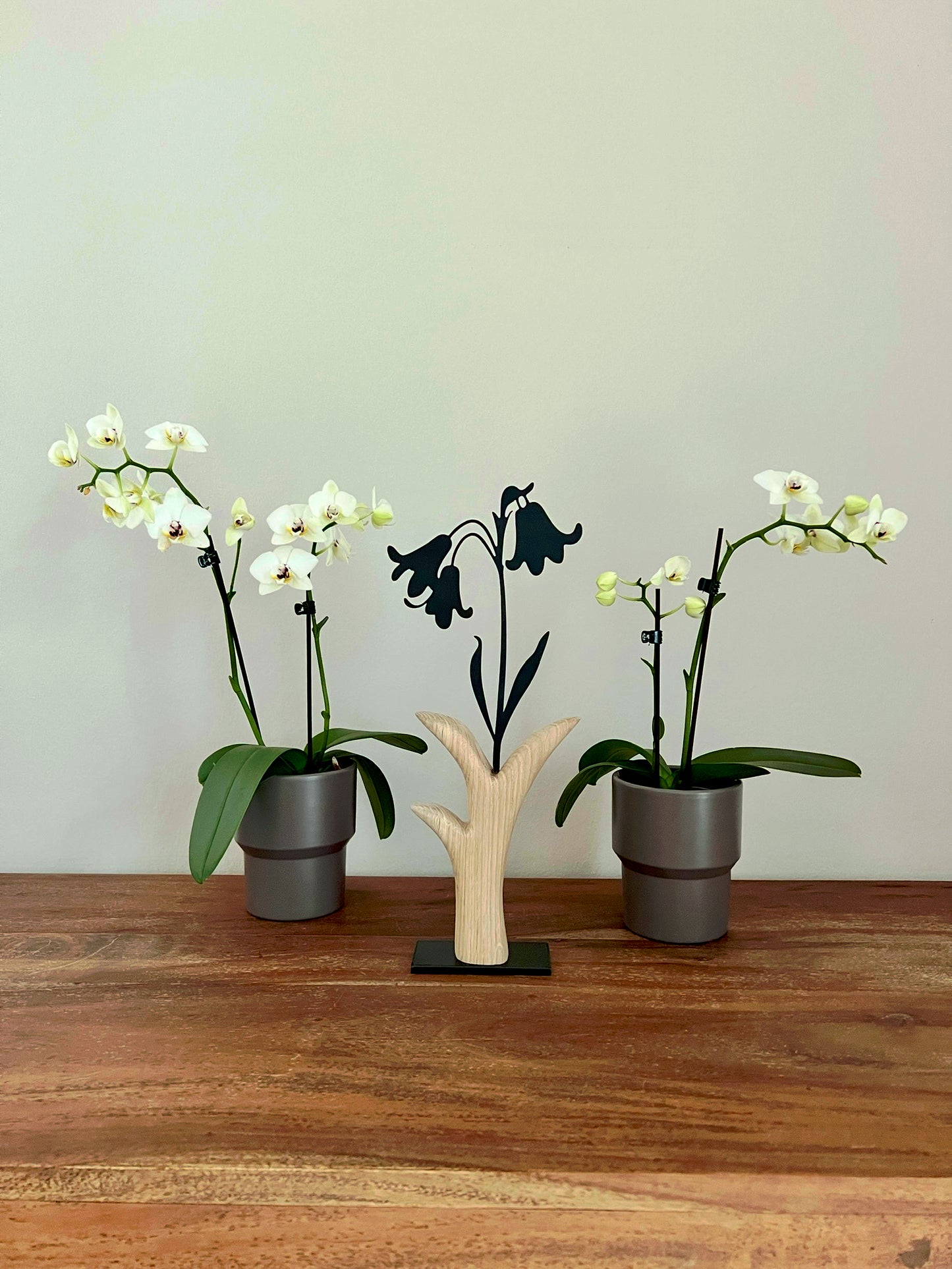 Dekoobjekt Blume aus geschliffenem Eichenholz auf Metallständer