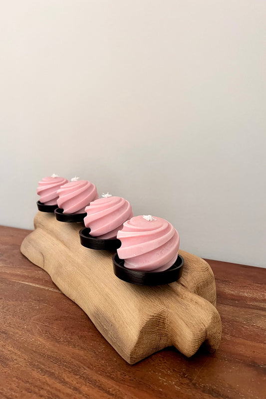 Adventskranz neu gedacht - Kerzenständer aus geschliffenem Eichenholz, schwarze Kerzenteller, vier Designkerzen 1185