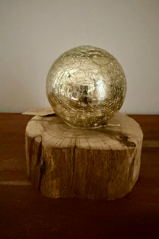 Leuchtkugel Glas auf Holzstamm gebürstet 1568