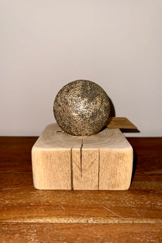 Leuchtkugel Glas auf Holzstamm geschliffen 1577