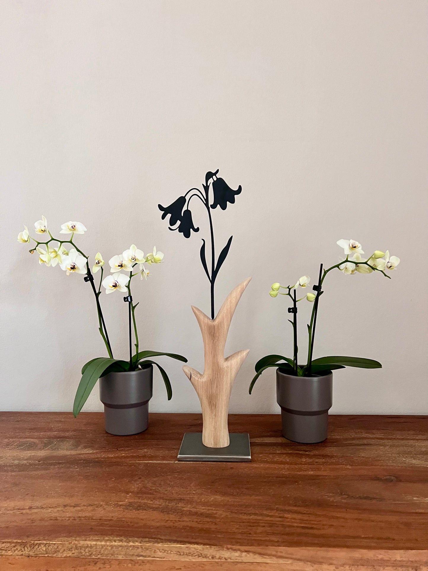 Dekoobjekt Blume aus geschliffenem Eichenholz auf Metallständer