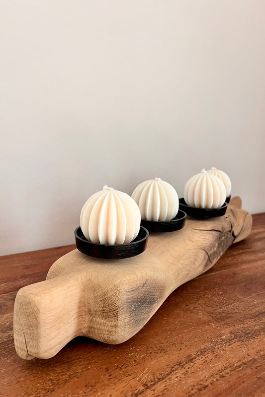 Adventskranz neu gedacht - Kerzenständer aus geschliffenem Eichenholz, schwarze Kerzenteller, vier Designkerzen 1116