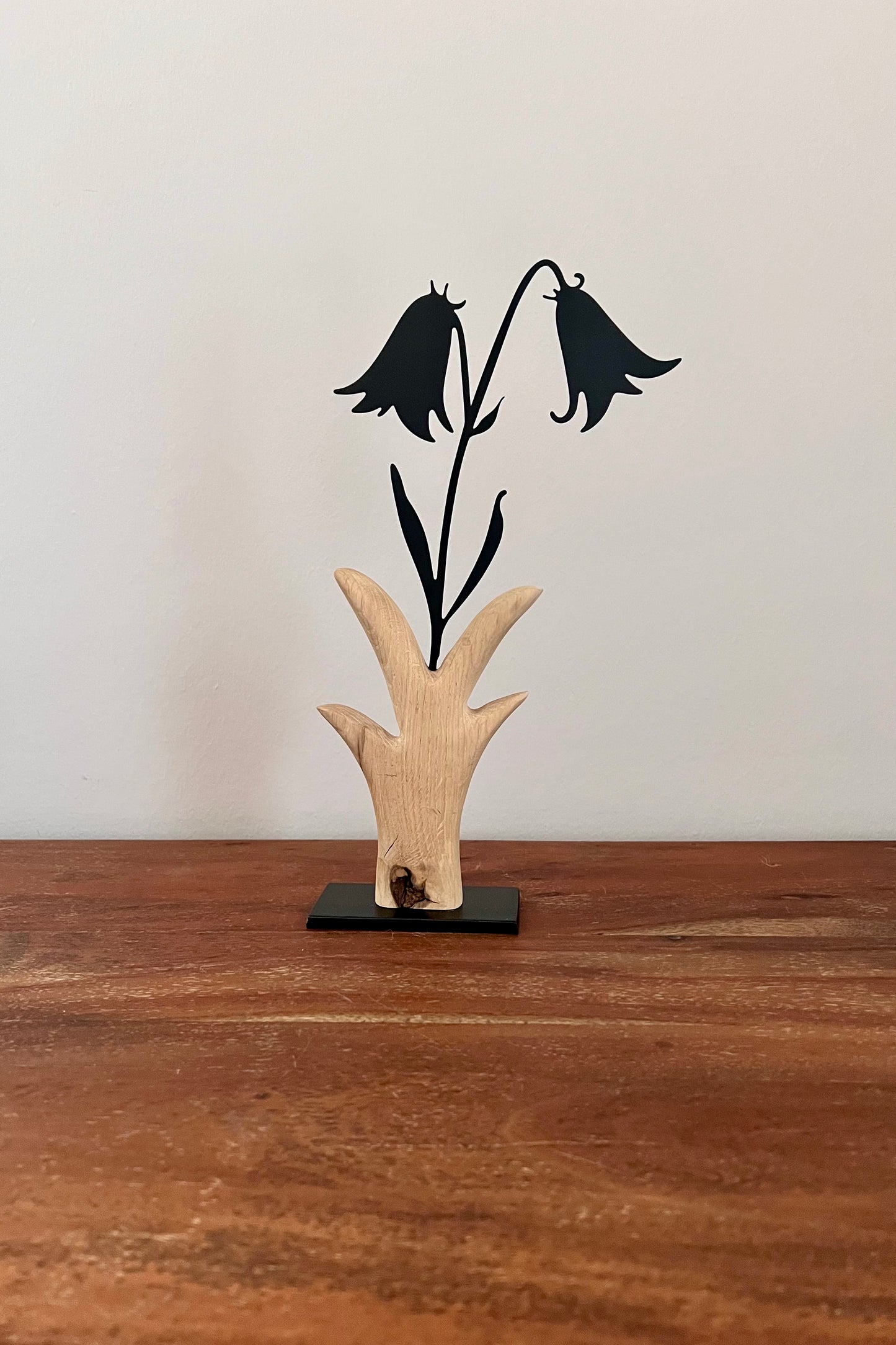 Dekoobjekt Blume aus geschliffenem Eichenholz auf Metallständer