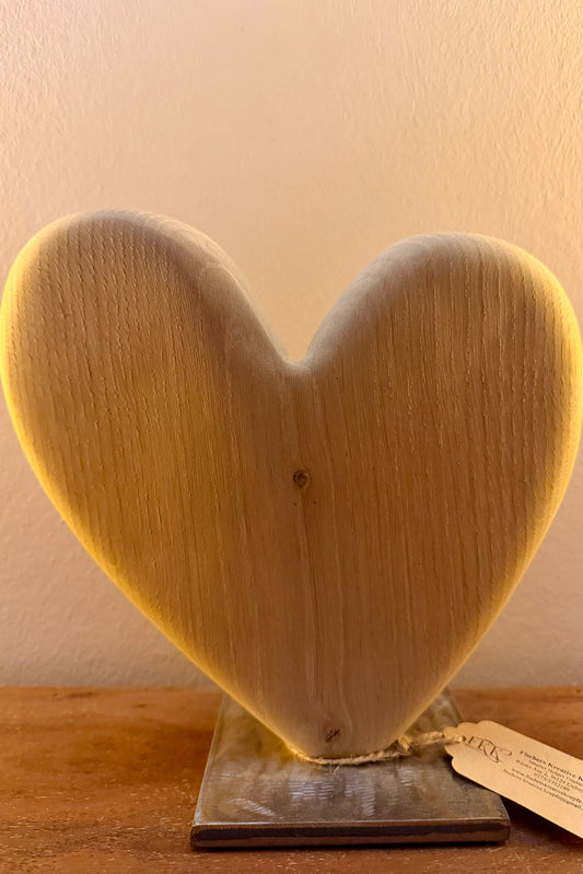 Herz aus geschliffenem Eichenholz auf Metallständer 0917