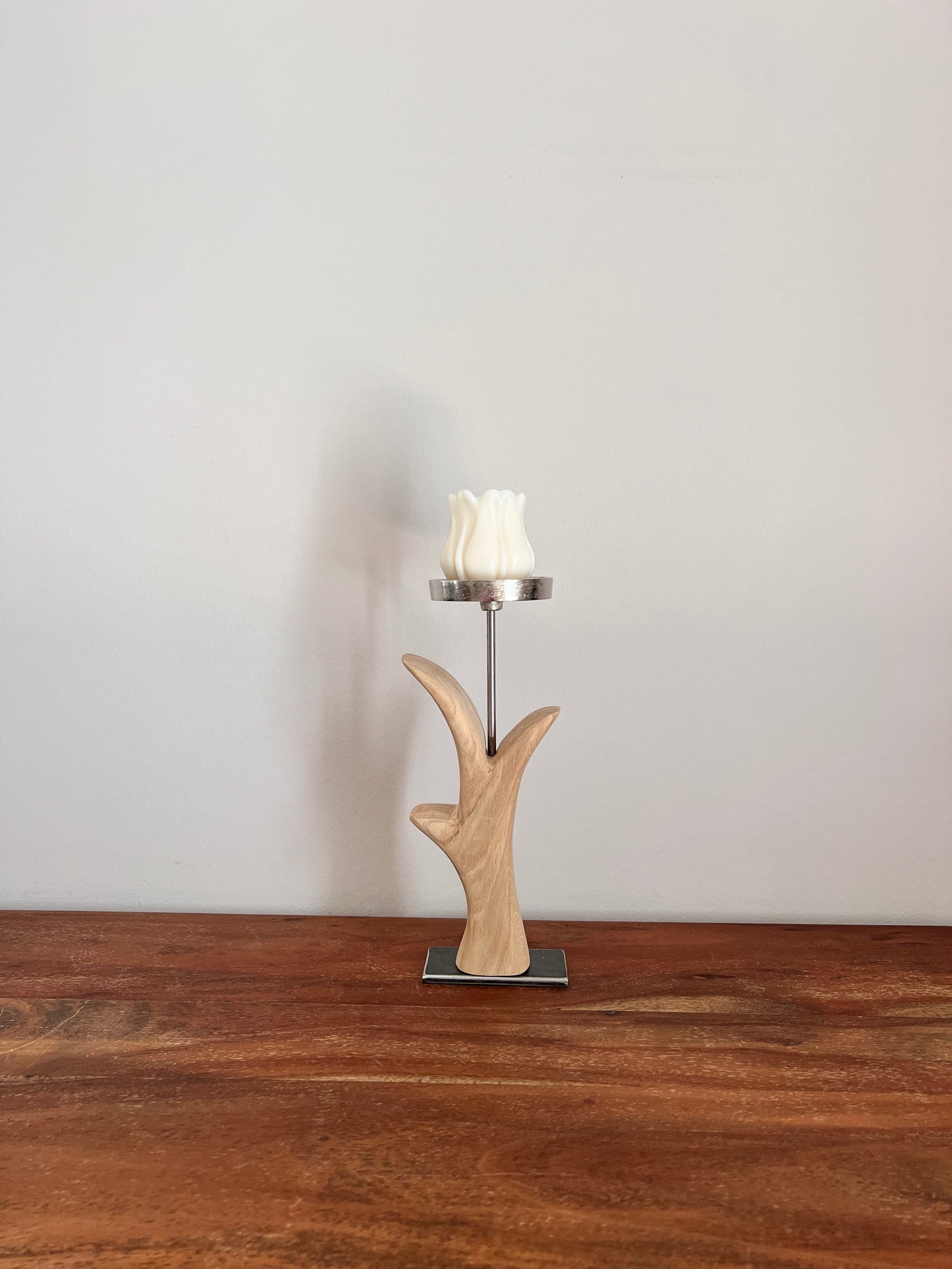 Kerzenständer Blume aus geschliffenem Eichenholz mit Designkerze