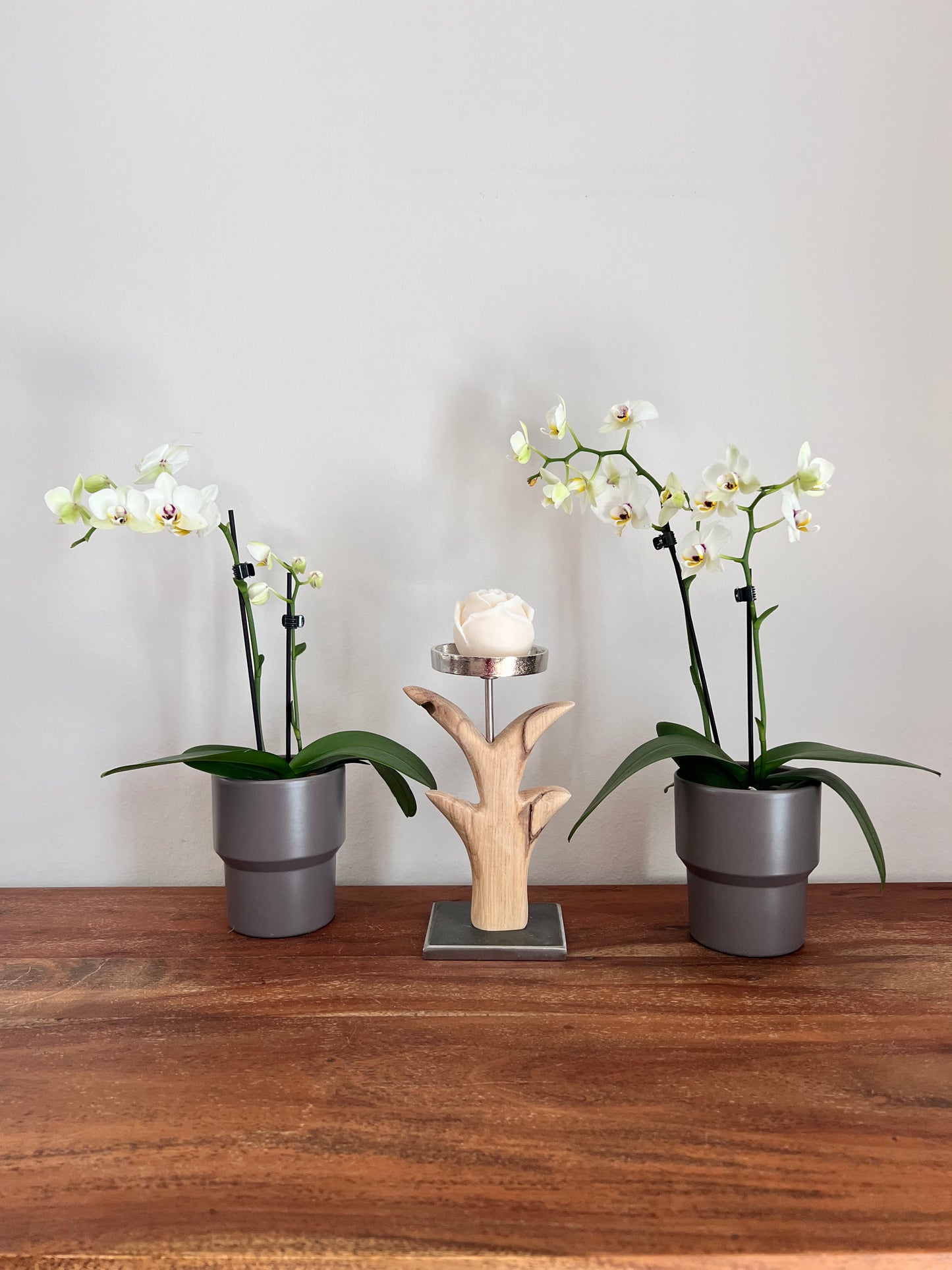 Kerzenständer Blume aus geschliffenem Eichenholz mit Designkerze