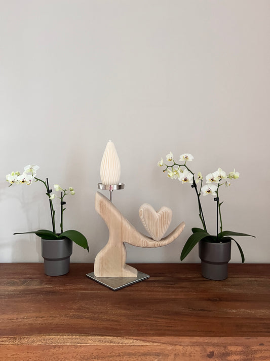 Kerzenständer aus geschliffenem Eichenholz mit Designkerze und Holzherz