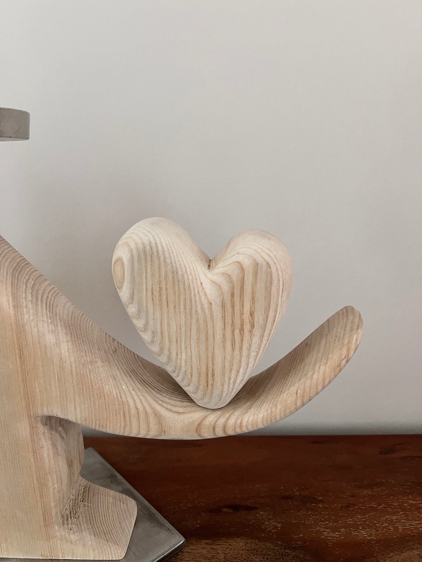 Kerzenständer aus geschliffenem Eichenholz mit Designkerze und Holzherz