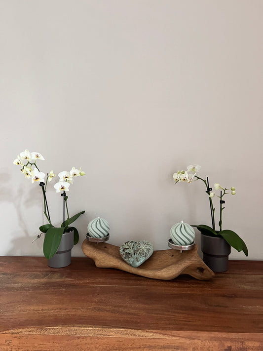 Kerzenständer aus geschliffenem Eichenholz auf Metallplatte mit Keramikherz und zwei Designkerzen