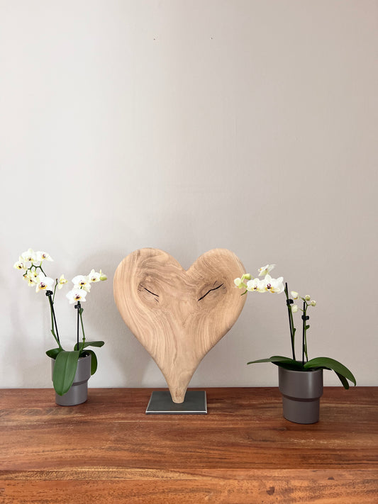 Herz aus geschliffenem Eichenholz auf Metallständer