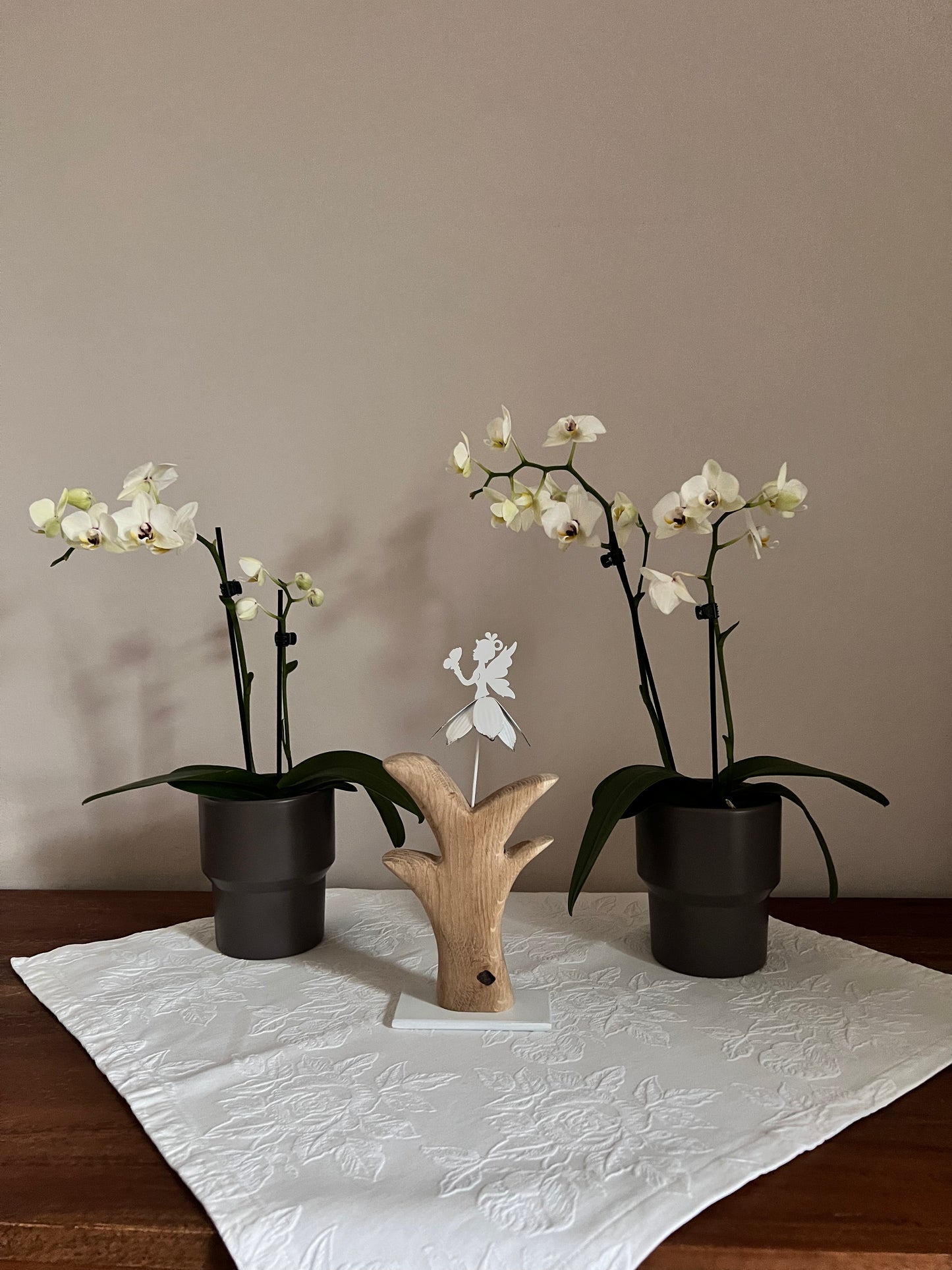 Metallblumenmädchen weiß auf geschliffenem Eichenholz 0890