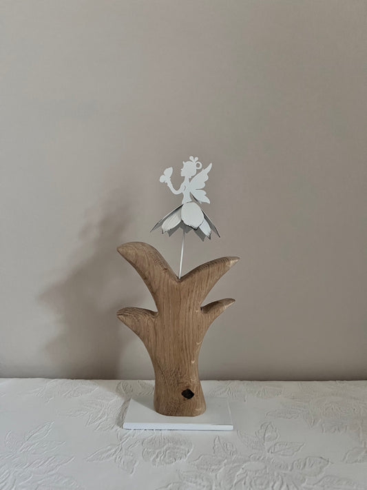 Metallblumenmädchen weiß auf geschliffenem Eichenholz 0890