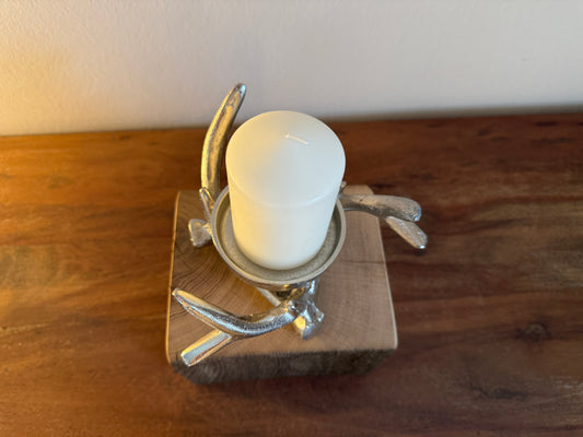 Holzstamm gebürstet mit Kerzenständer Geweih groß und Stumpenkerze 1284