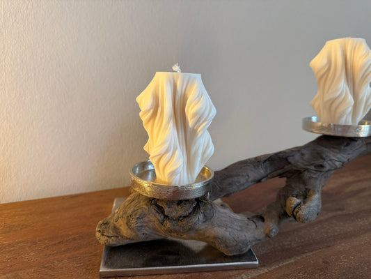 Kerzenständer aus Treibholz auf Metallplatte mit zwei Designkerzen 1295