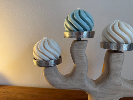 Adventskranz neu gedacht - Kerzenständer aus geschliffenem Eichenholz, silberfarbene Kerzenteller, vier Designkerzen 1510