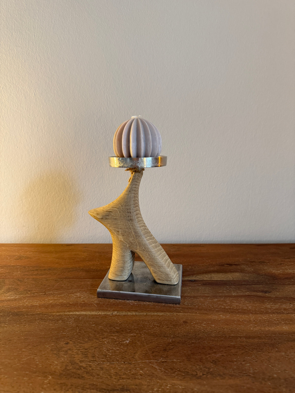 Kerzenständer aus geschwungenem Eichenholz mit Designkerze, Unikat Nr. 0439, Ansicht 1