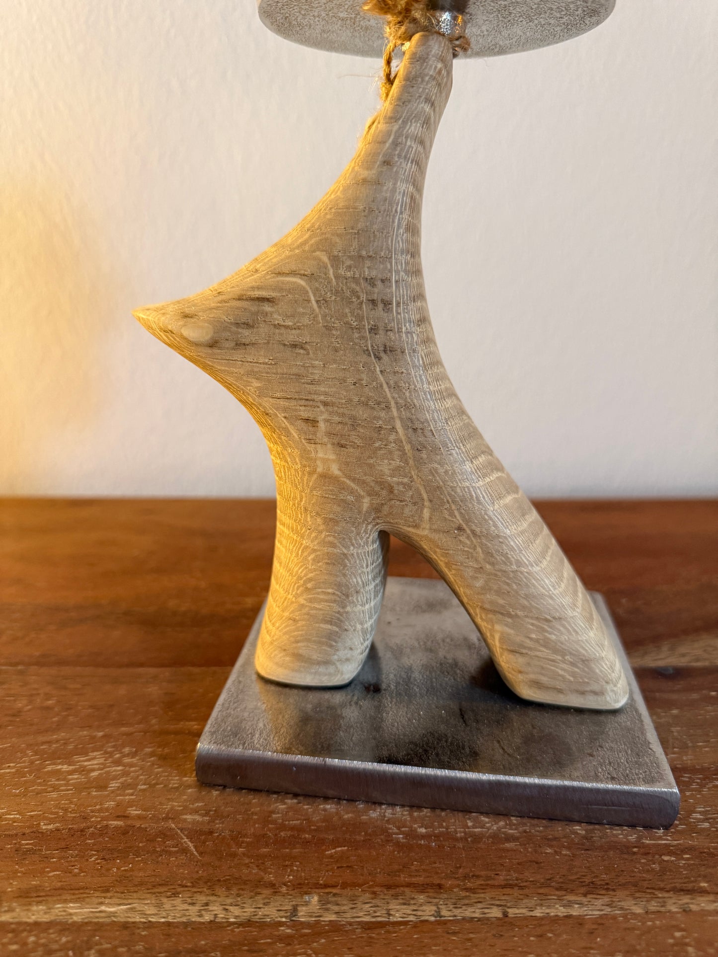 Kerzenständer aus geschliffenem Eichenholz auf Metallplatte mit Designkerze 439