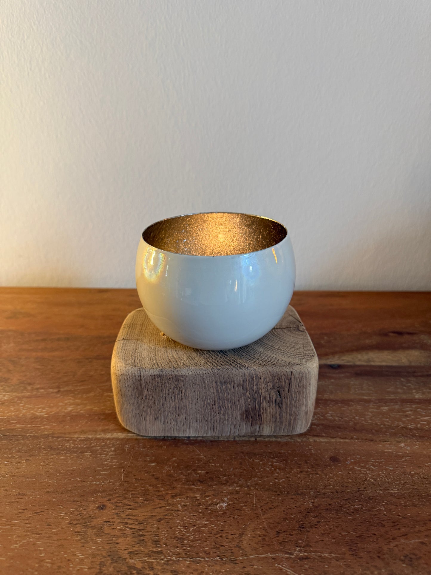 Lichtschale taupe/grau auf Holzstamm geschliffen 729