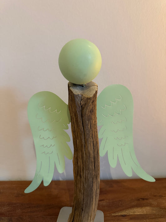 Holzengel mit Metallkopf und Metallflügeln groß grün 1400