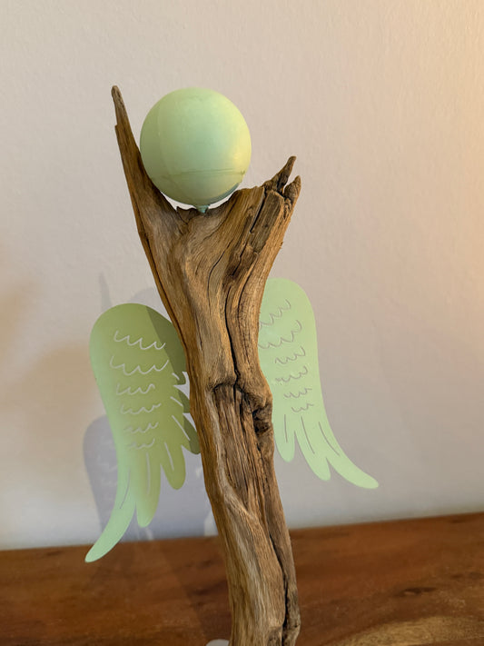 Holzengel mit Metallkopf und Metallflügeln klein grün 1381