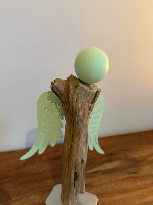 Holzengel mit Metallkopf und Metallflügeln klein grün 1401