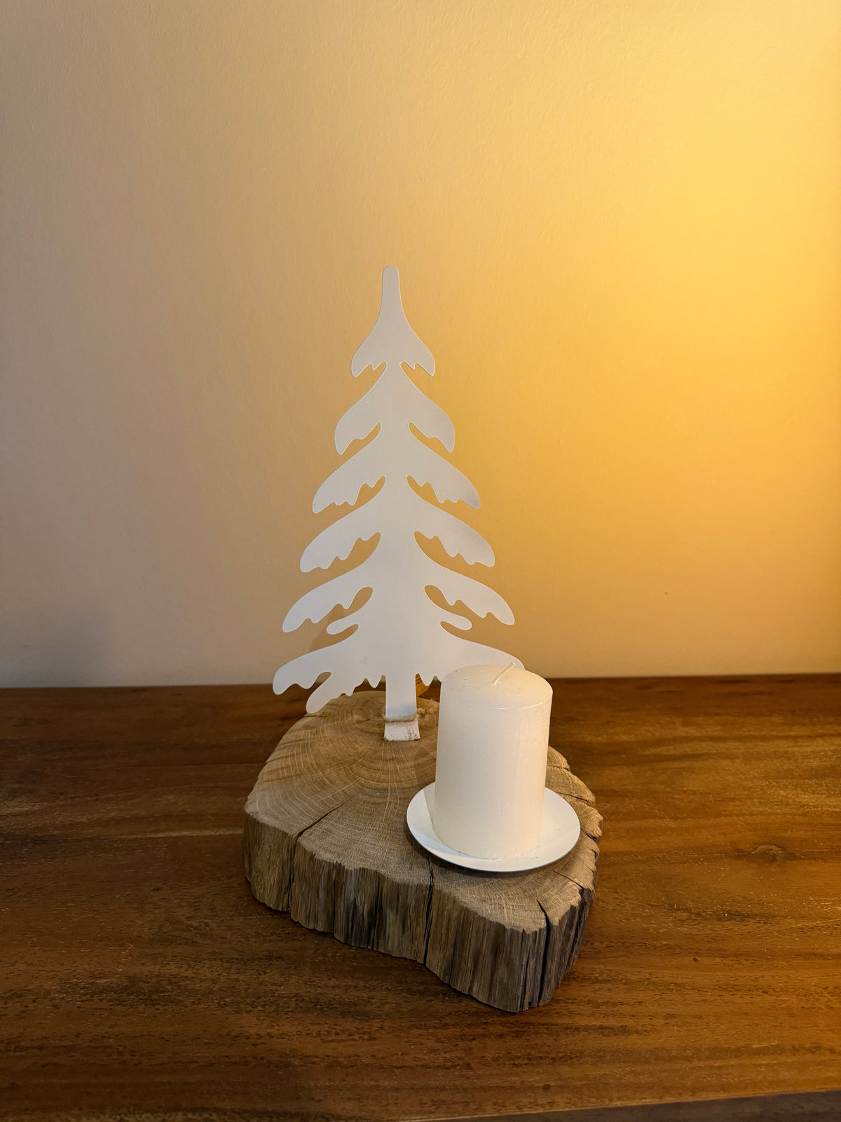 Holzstamm mit Metalltannenbaum weiß und Stumpenkerze weiß 1165