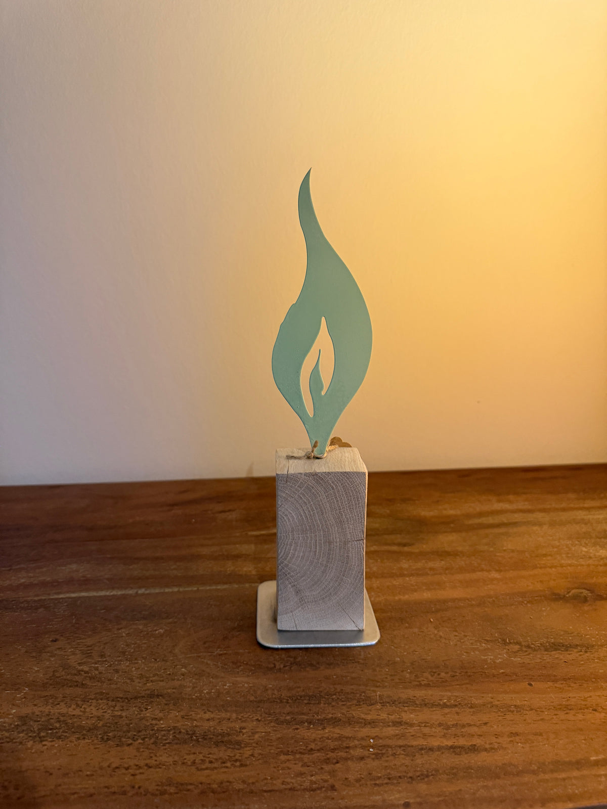 Holzstamm geschliffen mit Metallflamme grün 1326