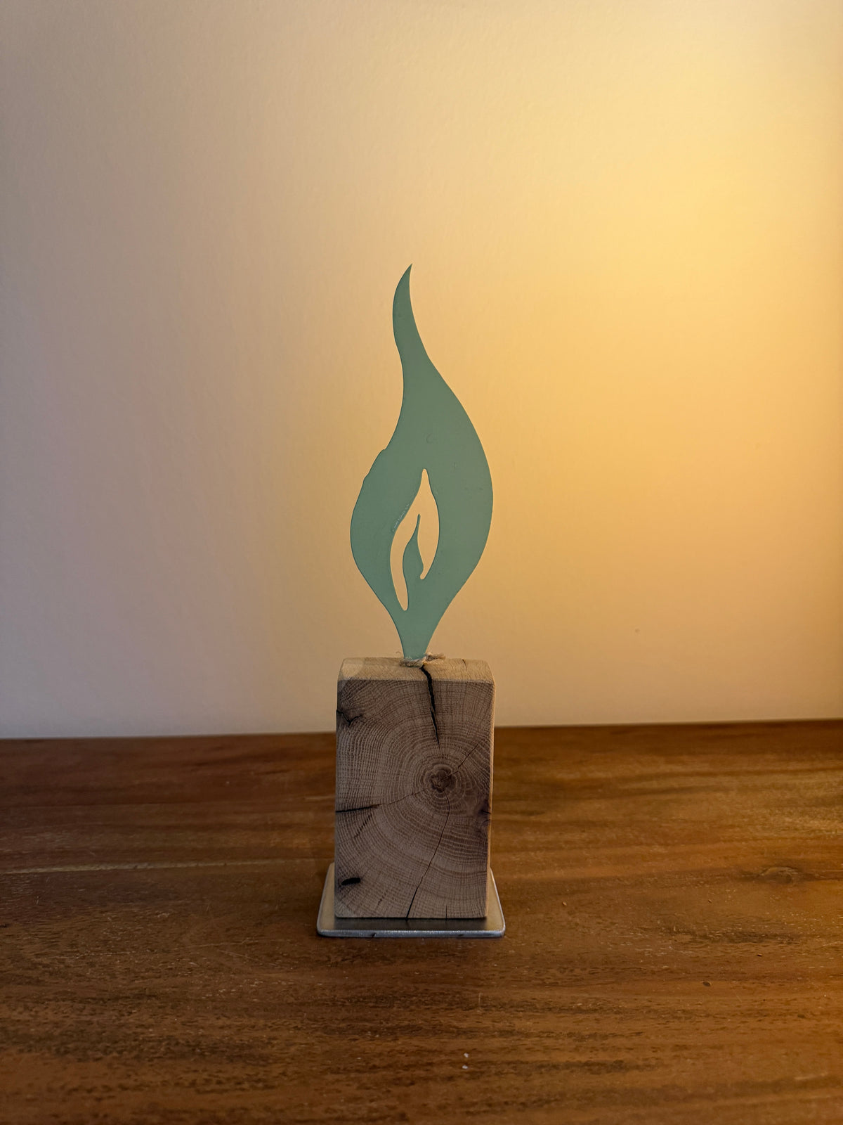 Holzstamm geschliffen mit Metallflamme grün 1371