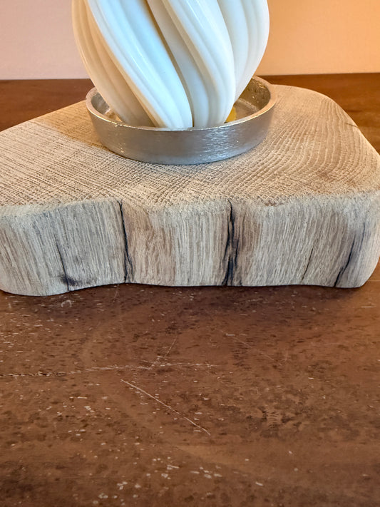 Kerzenständer aus geschliffenem Eichenholz mit Designkerzen 1532