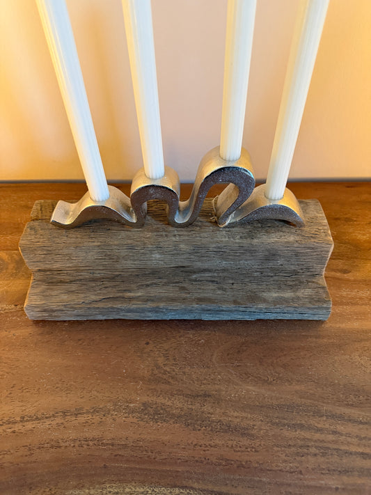 Kerzenständer aus gebürstetem Eichenholz mit vier Stabkerzen 1194