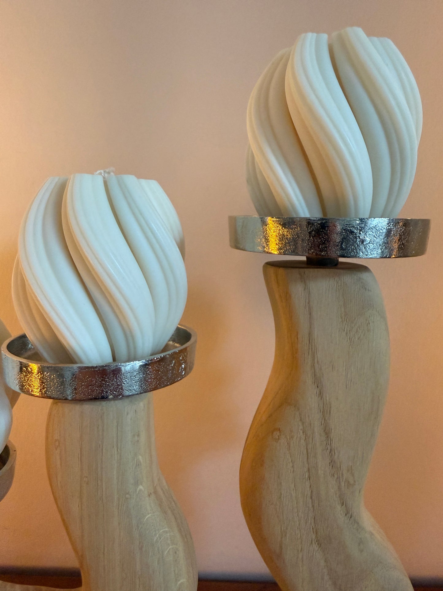 Adventskranz neu gedacht - Kerzenständer aus geschliffenem Eichenholz, silberfarbene Kerzenteller, vier Designkerzen 0975