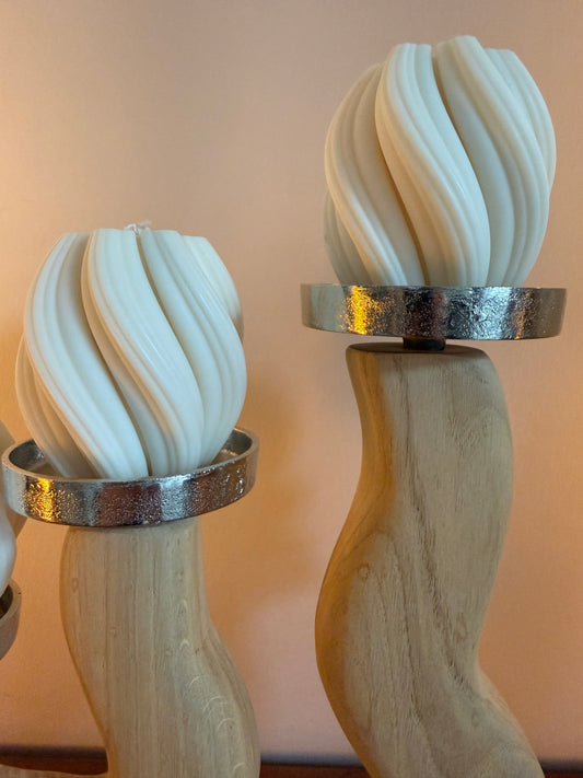 Adventskranz neu gedacht - Kerzenständer aus geschliffenem Eichenholz, silberfarbene Kerzenteller, vier Designkerzen 975