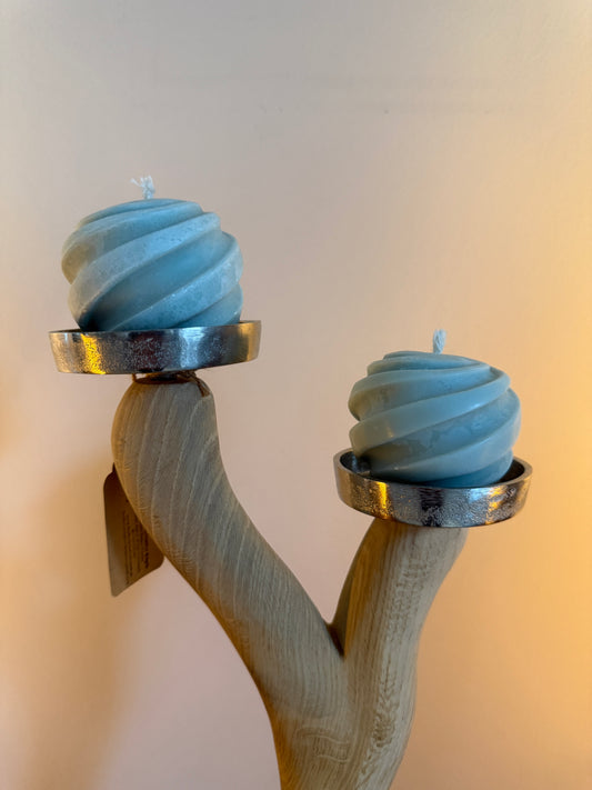 Kerzenständer aus geschliffenem Eichenholz auf Metallplatte mit zwei Designkerzen 546