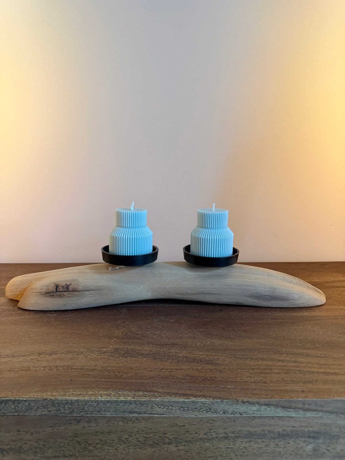 Kerzenständer liegend aus Eichenholz mit zwei Designkerzen, Unikat Nr. 1318, Ansicht 1