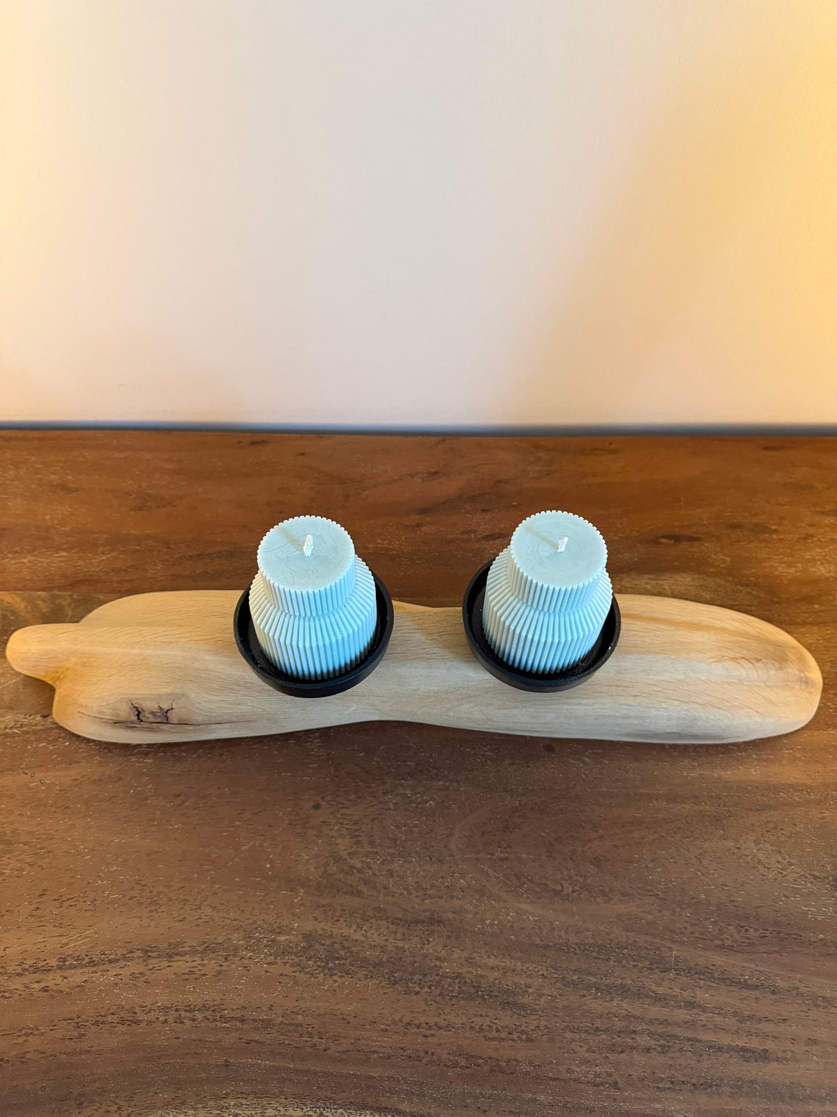 Kerzenständer liegend aus Eichenholz mit zwei Designkerzen, Unikat Nr. 1318, Ansicht 2