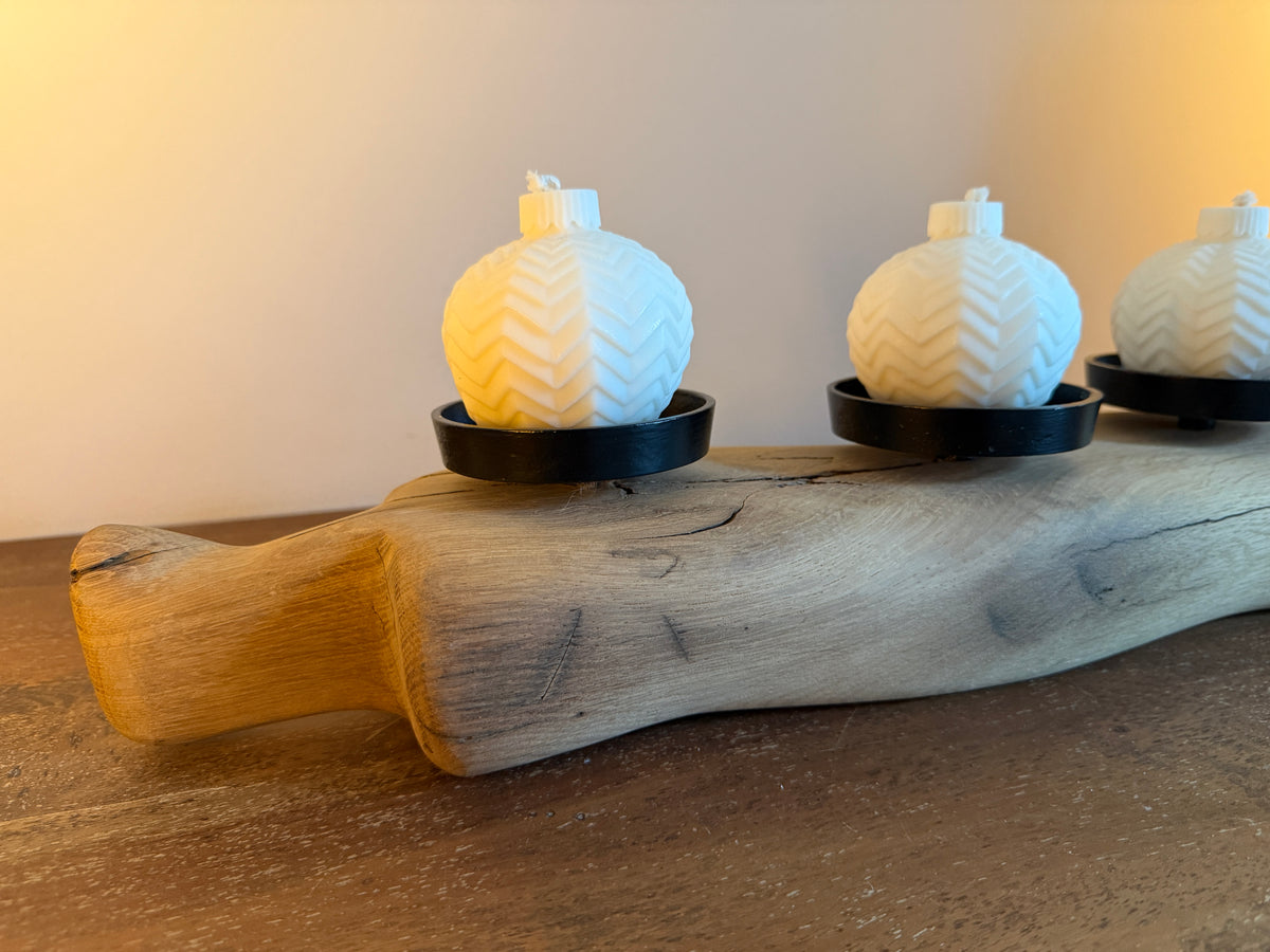Adventskranz neu gedacht - Kerzenständer aus geschliffenem Eichenholz, schwarze Kerzenteller, vier Designkerzen 1115
