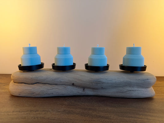 Adventskranz neu gedacht - Kerzenständer aus geschliffenem Eichenholz, schwarze Kerzenteller, vier Designkerzen 1184