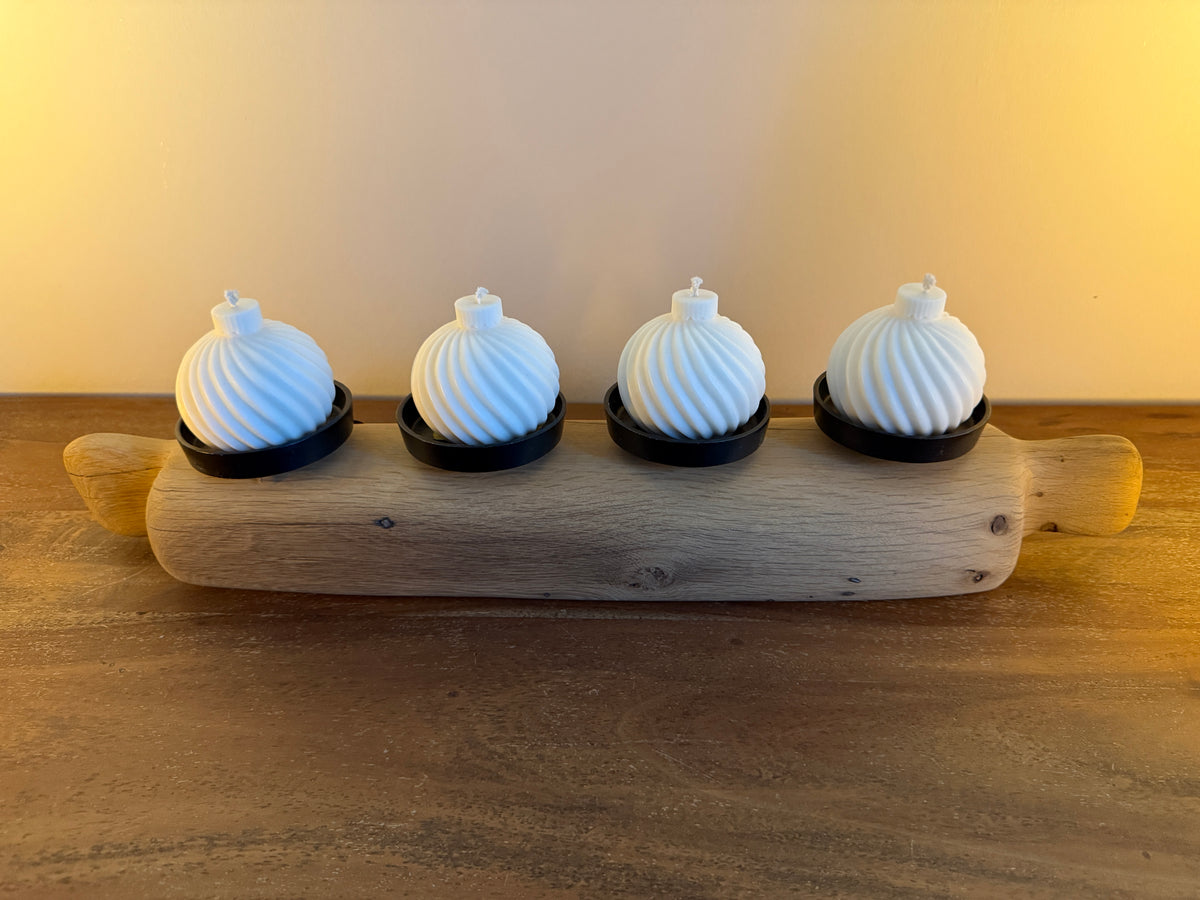 Adventskranz neu gedacht - Kerzenständer aus geschliffenem Eichenholz, schwarze Kerzenteller, vier Designkerzen Unikat Nr. 0823