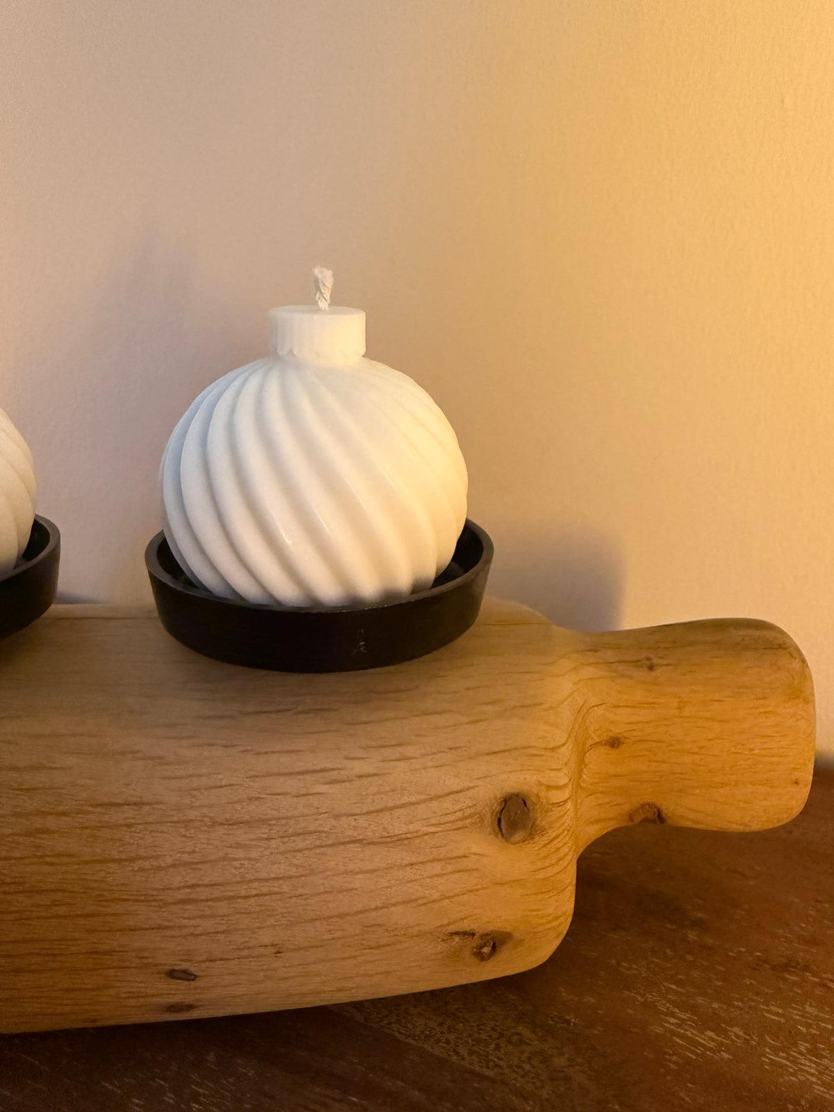 Adventskranz neu gedacht - Kerzenständer aus geschliffenem Eichenholz, schwarze Kerzenteller, vier Designkerzen Unikat Nr. 0823