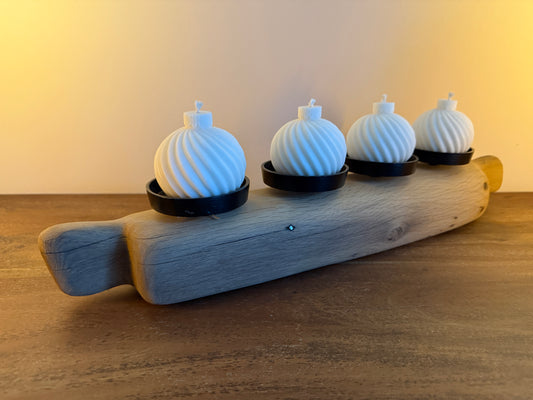 Adventskranz neu gedacht - Kerzenständer aus geschliffenem Eichenholz, schwarze Kerzenteller, vier Designkerzen 823