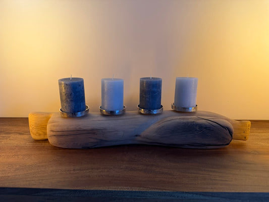 Adventskranz neu gedacht - Kerzenständer aus geschliffenem Eichenholz, silberfarbene Kerzenteller, vier Stumpenkerzen hellgrau/dunkelgrau 1183