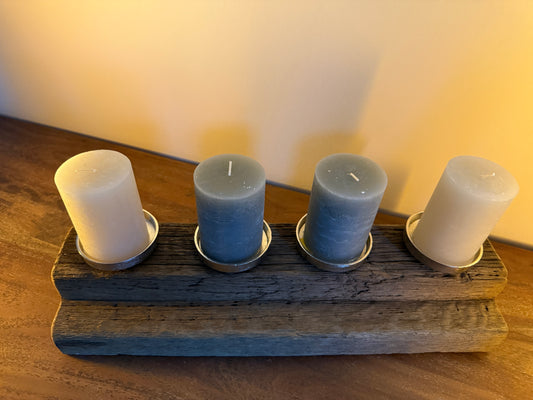 Adventskranz neu gedacht - Kerzenständer aus gebürstetem Eichenholz, silberfarbene Kerzenteller, vier Stumpenkerzen beige/taupe 1187