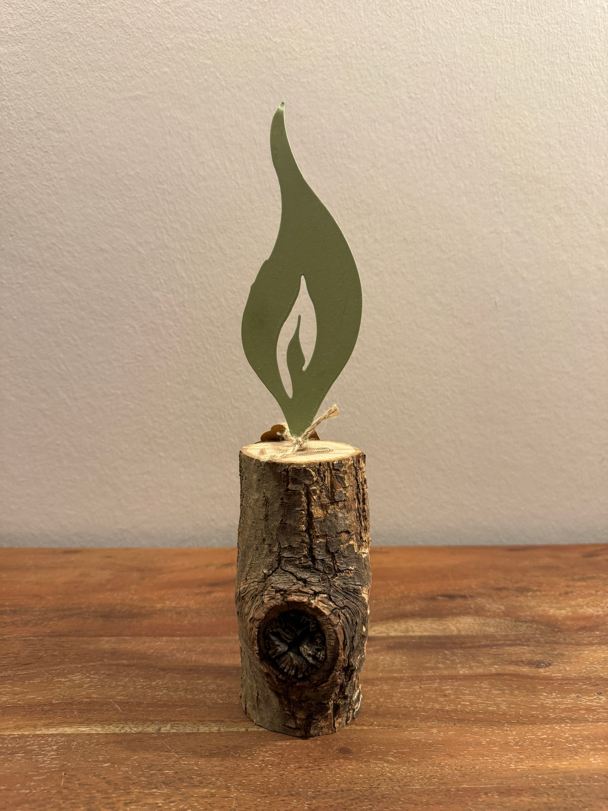 Holzstamm mit Metallflamme grün 1350