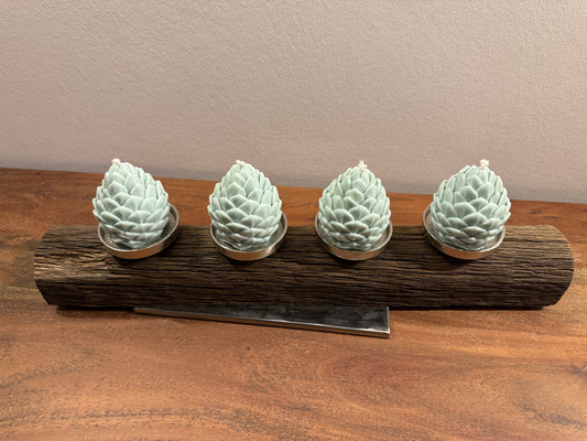 Adventskranz neu gedacht - Kerzenständer aus gebürstetem Eichenholz, silberfarbene Kerzenteller, vier Designkerzen 1134