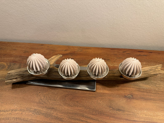 Adventskranz neu gedacht - Kerzenständer aus gebürstetem Eichenholz, silberfarbene Kerzenteller, vier Designkerzen 1136