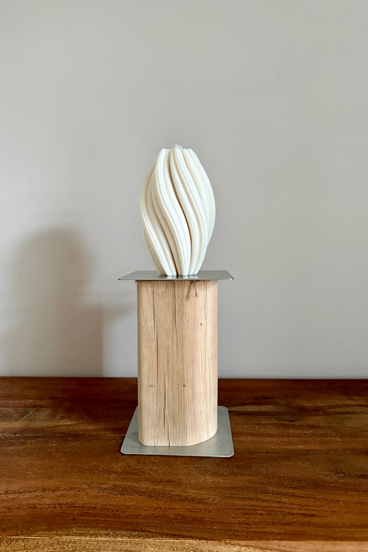 Kerzenständer aus Eichenholz mit Edelstahlplatte und Designkerze, Unikat Nr. 1300, Ansicht 1