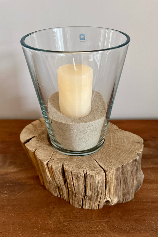 Windlicht Glas auf Holzstamm gebürstet mit Stumpenkerze 1128