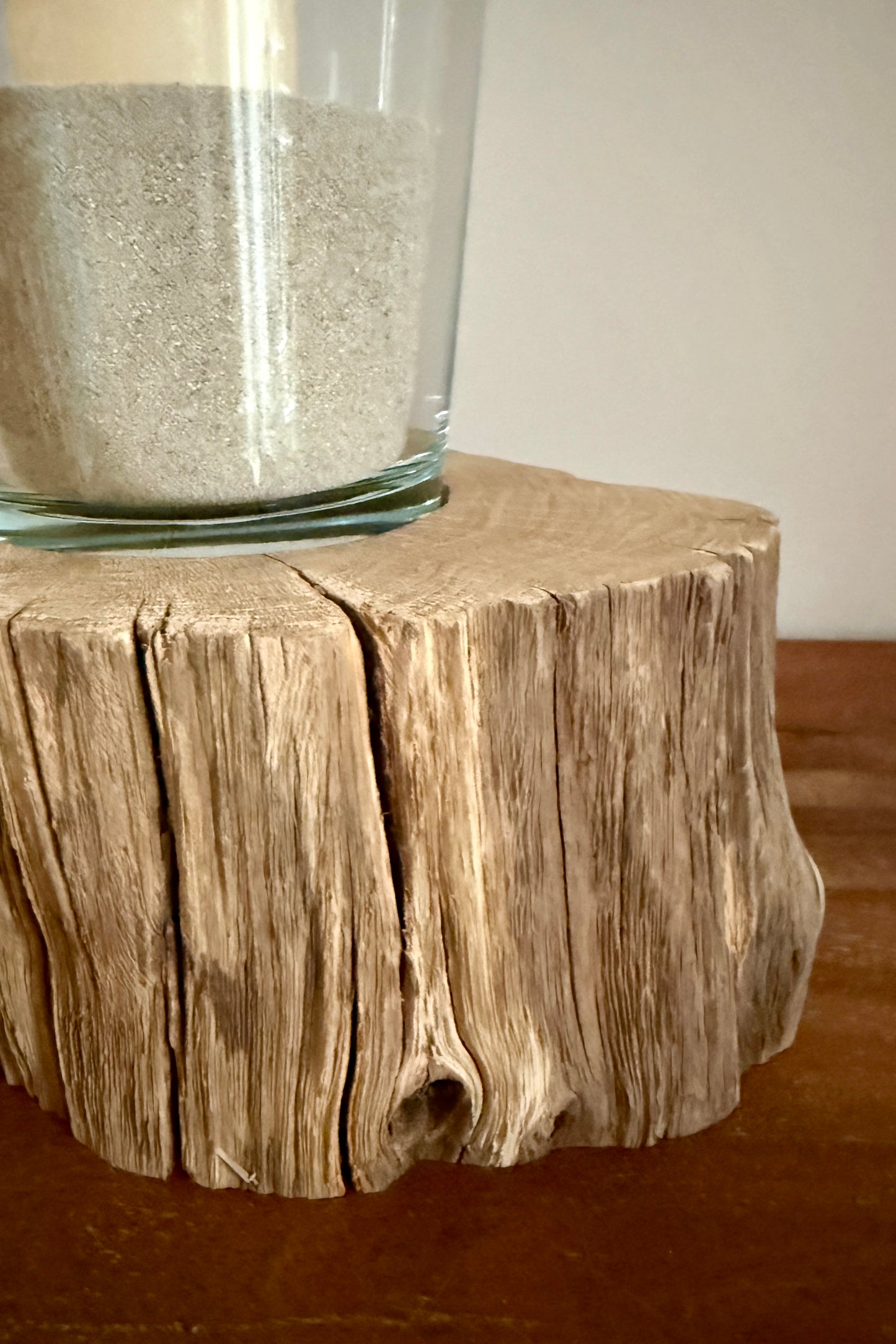 Windlicht Glas auf Holzstamm gebürstet mit Stumpenkerze 1128
